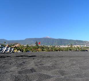 Schwarzer Sandstrand