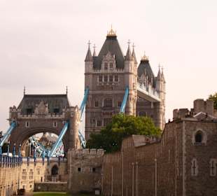 Nahe Tower Bridge, rechts der Tower