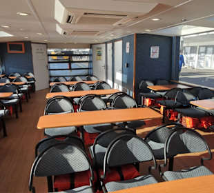 Blick in den Salon einer Hafenfähre