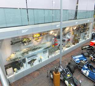 Bond in Motion - Vitrine