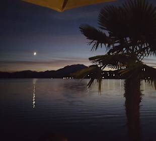 Faakersee bei Nacht. Strandbar