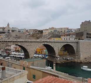 Aussicht auf Brücke neben Denkmal