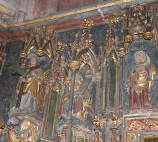 Heiligenstatuen am Tabernakel