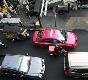 Erawan Schrein an einer Hauptverkehrsstrasse