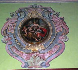 Seitlich an den Wänden angebracht