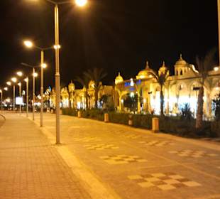 Einkaufsmall gegenüber dem Hotel