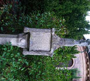 Steinsäule vor der Kirche