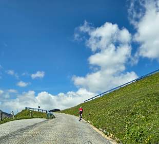 Rad-Motorradfahrer viele unterwegs 