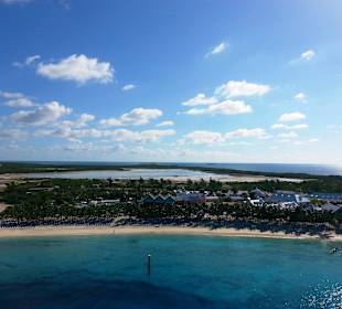 Blick auf den Strand vom Schiff aus