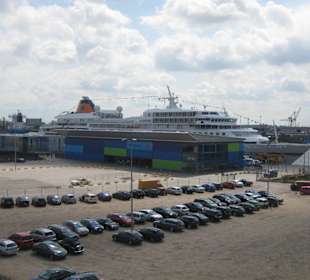 Blick auf das Terminal mit Kreuzfahrtschiff