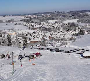 Blick über Talstation und Parkplatz auf Nesselwang