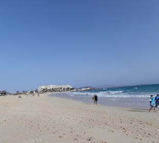 Strand in Richtung Corralejo / RIU Palce Tres Isla