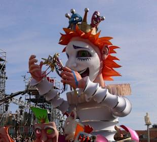 Zum Beginn ein riesiger Clown