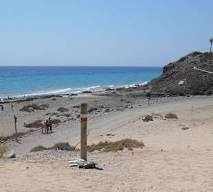 Hinter dem Felsen ist der Strand schöner!