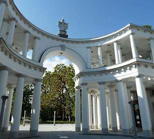 Eingangsportal von der Friedhofsseite aus