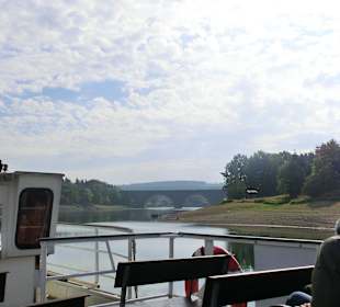 Vom Schiff blick zur Autobahnbrücke