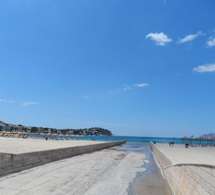 Betonkanal trennt den Strand