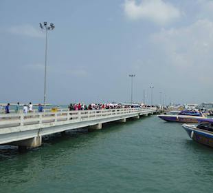 Das Pier, ca. 600m in die Bucht von Pattaya