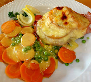 Überbackenes Schnitzel mit Gemüse