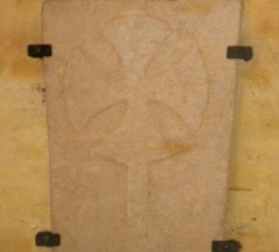 Grabplatte mit Scheibenkreuz