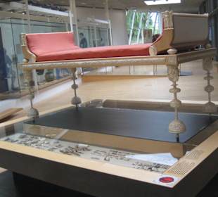 Im 1. Ausstellungsraum / sehr schön