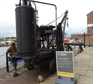 Vor dem Museum alte Technik