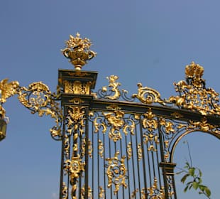 Die prunkvollen vergoldeten Ecktore am Place