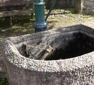 Dorfbrunnen am Backhaus Lonsingen