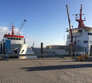 Die Spiekeroog II und I im Hafen 