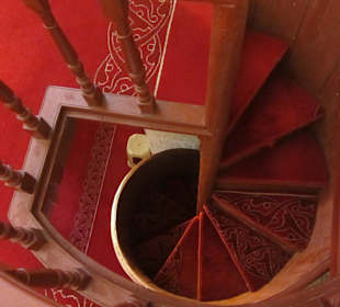 Лестница на балкон (место для намаза для женщ2-го 