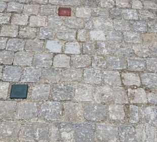 Glassteine eingebracht im Weg