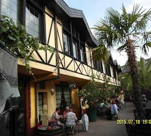 Ein gepflegter Innenhof mit Palmen