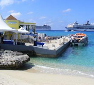Transfer mit dem Tenderboot zu den Caymans