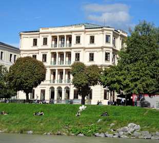 Blick vom Schiff auf die Anwesen am Ufer