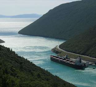 Containerschiffe in Plomin