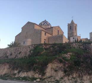 Kirche mit Turm und Kuppel