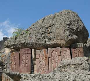 Kloster Geghard - Kreuzsteine