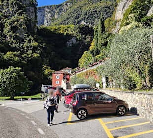Parkplätze und Zugang zu den Grotten