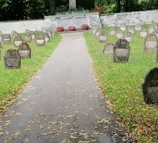 Gefallenen Denkmal und Kriegsgräber