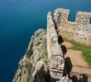 VON DER BURGMAUER AUF DAS MEER