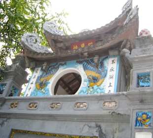 Bemalungen an der Eingangspforte der Insel