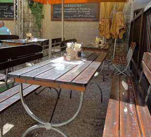 Im Biergarten des Gasthauses Weltenburger am Dom