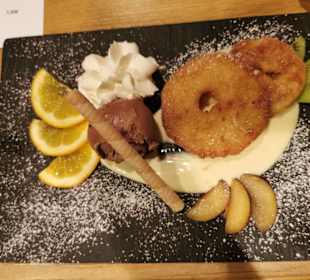 Apfelküchle, Vanillesoße, Schokoeis, Früchte