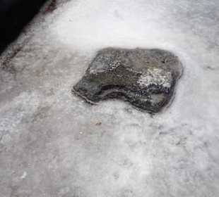 Kristallines Meersalz im Verdunstungsbecken