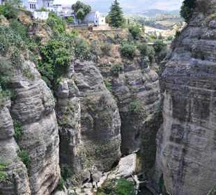 Puente Nuevo-Blick von der Brücke in die Schlucht 