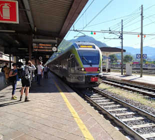 An den Gleisen des Bahnhofes Bozen