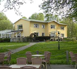 Blick vom Biergarten auf das Bootshaus