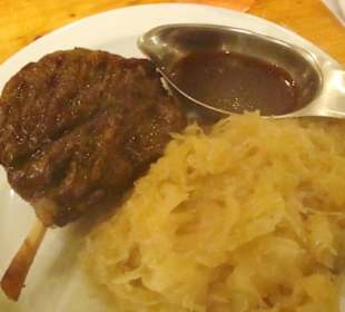Schweinestelze mit Kraut