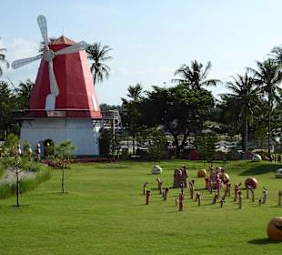 Blick über den Park auf die kleine Windmühle