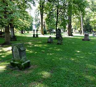 Blick über die Grabmale im Cheltenham-Park